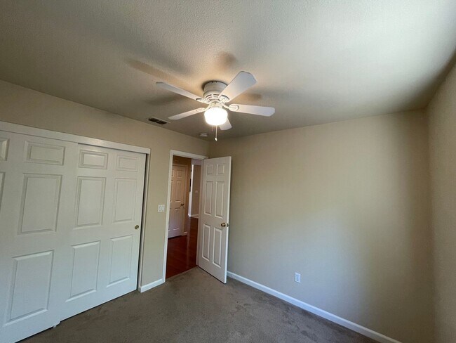 Foto del edificio - Charming 3-Bedroom Home in Folsom – Move i...