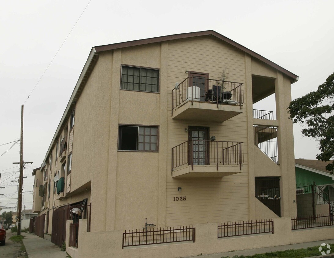 Building Photo - 1025 Gaviota Ave