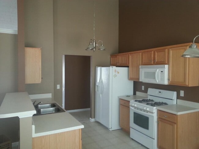 Foto del edificio - Lease option Hugh 6 bedroom 3 bath