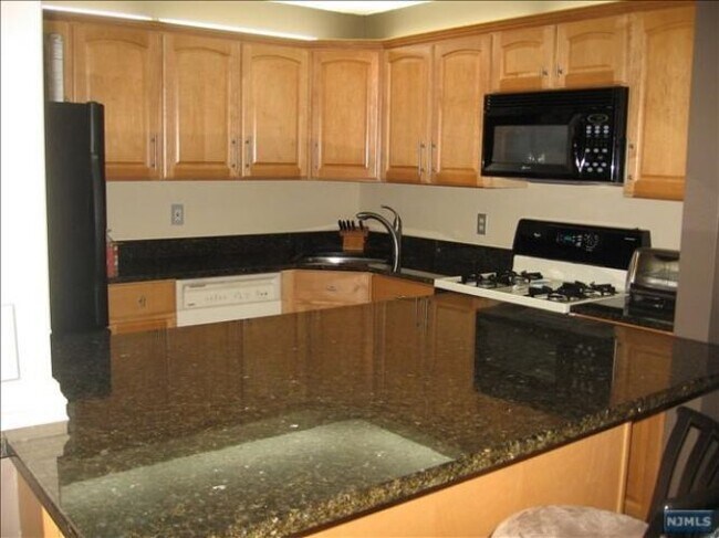 Building Photo - 585 Lilac Ln