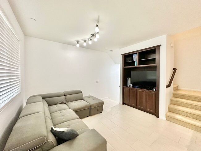 Foto del edificio - Beautiful, Newer, Townhome with Attached 2...