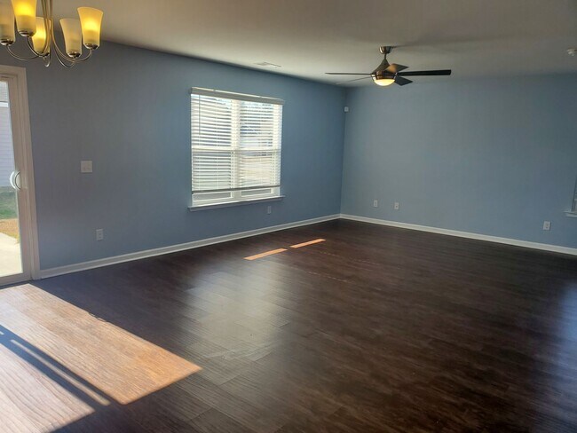Foto del edificio - **Available mid January** 4 Bedroom with B...