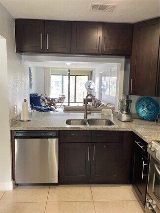 Building Photo - 203 Lake Pointe Dr