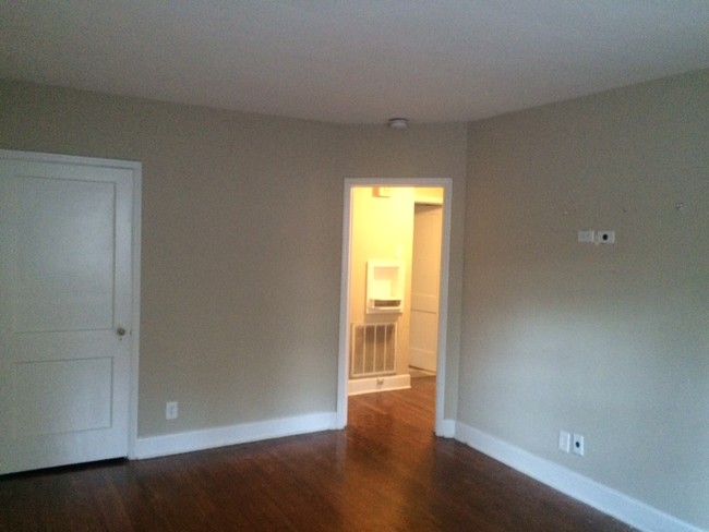 Foto del edificio - 2414 Heathermoor Rd