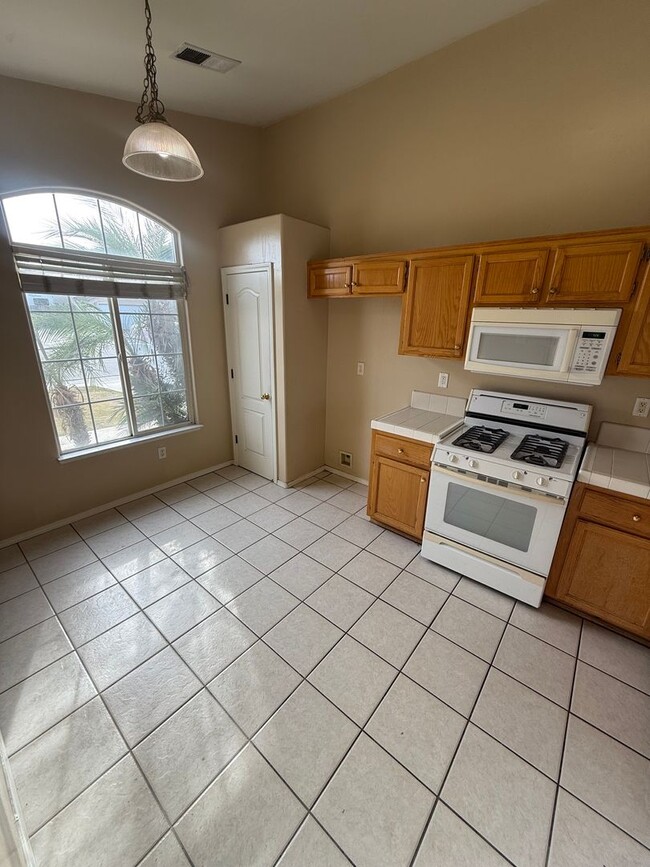 Building Photo - Cozy 3-Bedroom, 2-Bathroom Home in the Cam...