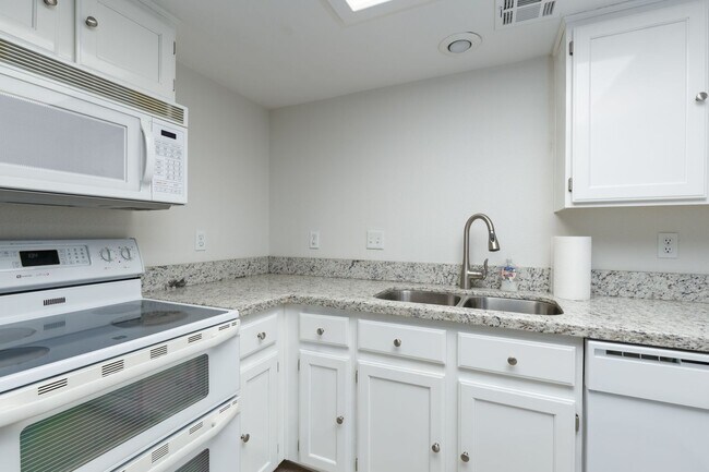 Foto del edificio - Upper Level 2 bedroom, 2 bathroom with great views at The Falls