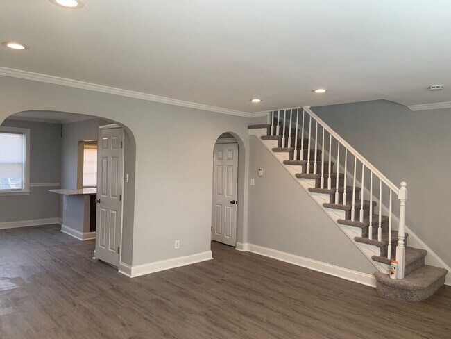 Building Photo - West Baltimore 4 Bedroom 1.5 Bathroom Town...