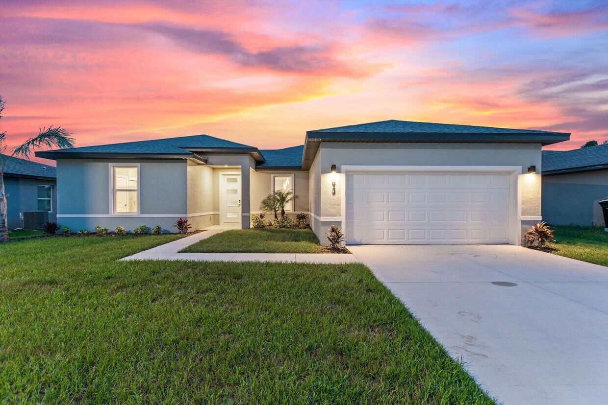 Primary Photo - Deposit-Free! Modern, energy efficient hom...