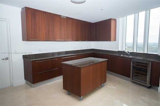 Foto del edificio - 15811 Collins Ave
