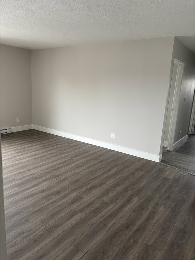 Building Photo - Renovated 2 bedroom unit w stainless steel...