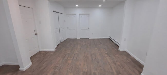 Vista hacia la sala de estar desde la cocina. - 1205 Bergenline Ave