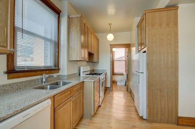 Building Photo - 848 W Waveland Ave