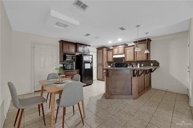 Building Photo - 1404 W Fig Ave