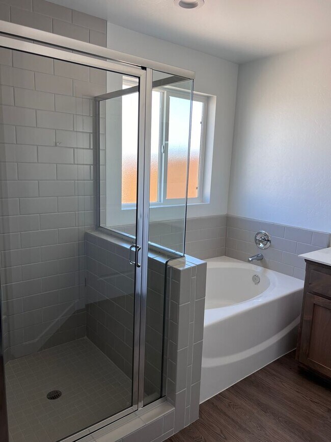 Foto del edificio - Spacious 4 bedroom house ready to be occup...