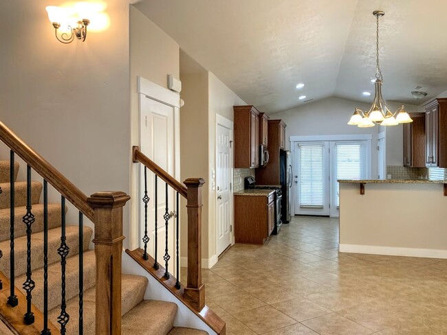 Foto del edificio - Beautiful 4 Bd 2.5 Bath Townhouse in Sandy