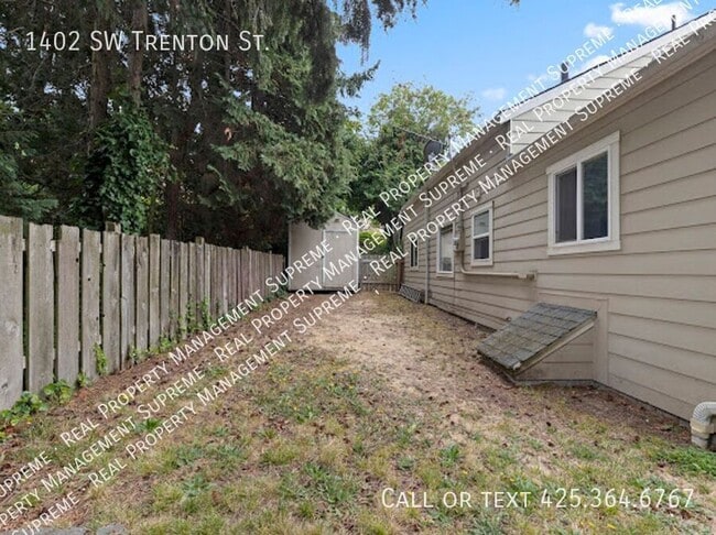 Building Photo - 1402 SW Trenton St