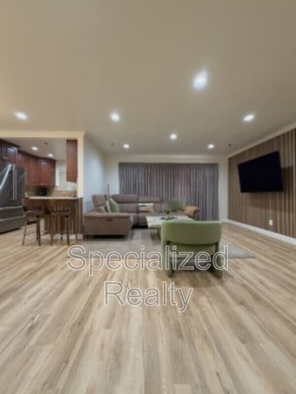 Foto del edificio - 1020 Davis Ave