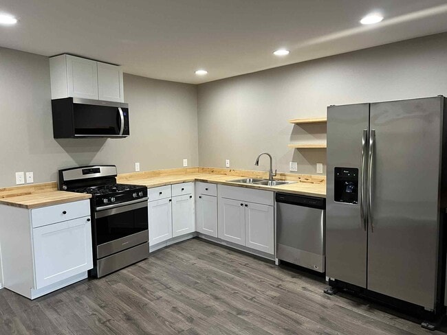 Building Photo - 1645 NE Grandview Blvd