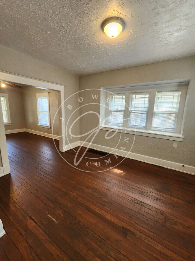 Foto del edificio - 3 bed 1 bath with bonus room on 1st floor