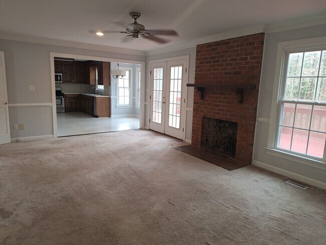 Foto del edificio - 5 bedroom/2.5 bathroom- Ford's Colony