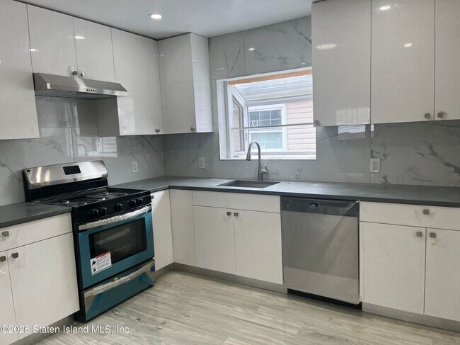 Foto del edificio - 576 Britton Ave