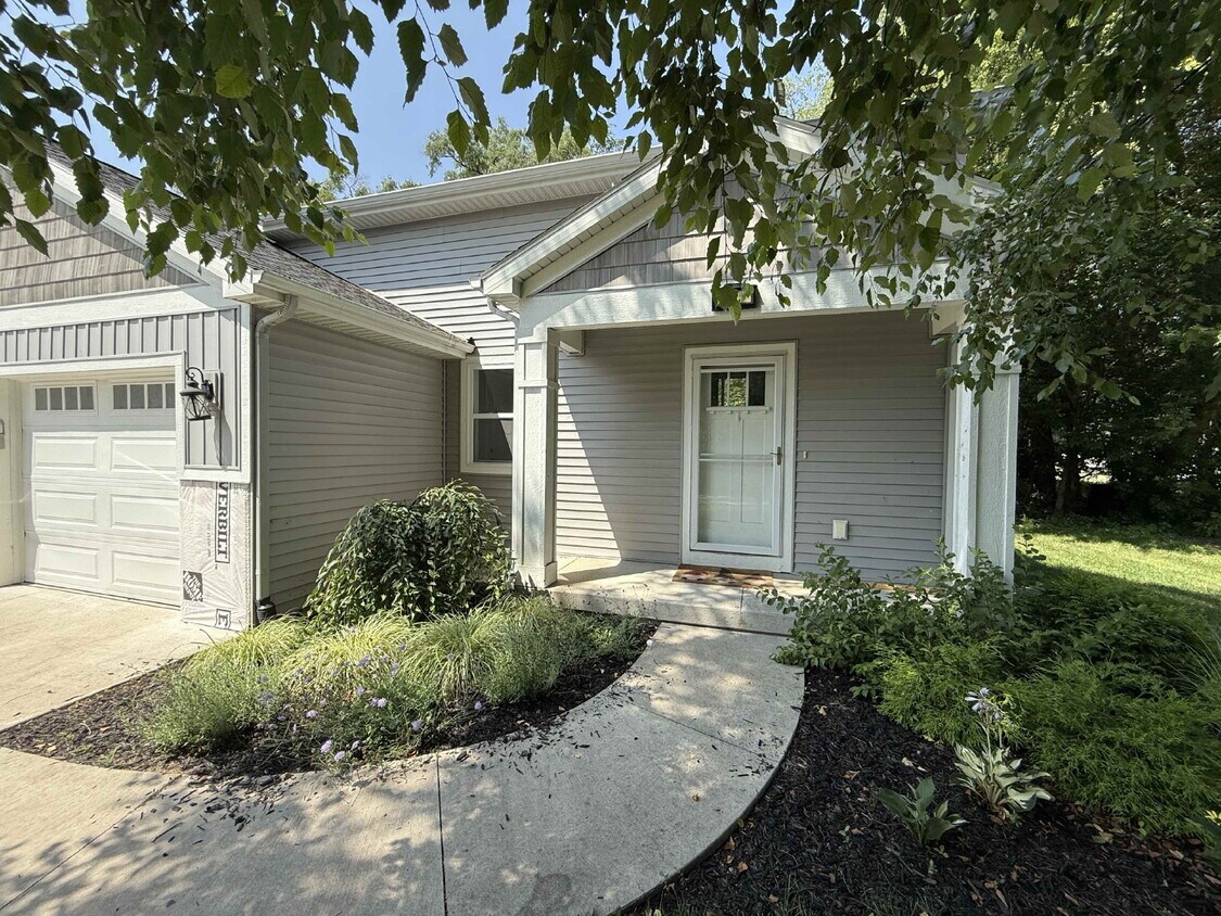 Foto principal - 3 bed, 2 bath Townhouse SE Grand Rapids