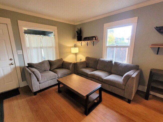 Building Photo - Charming Bungalow In the Heart of Downtown, Furnished 2 Bedroom/1 Bath.
