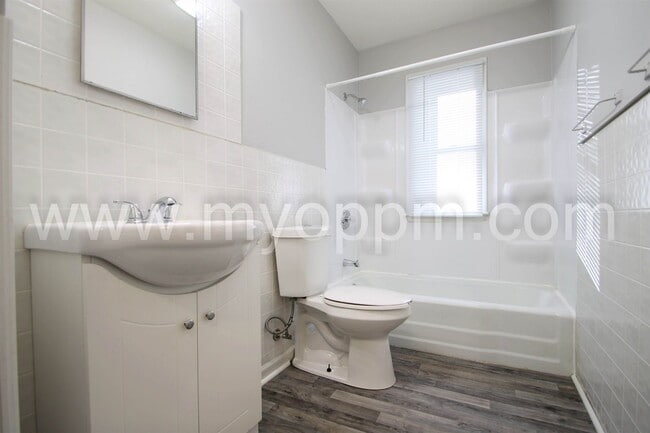 Building Photo - 3 Bedroom / 1 Bath Home Available Now!