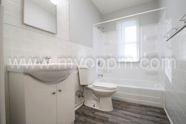 Foto del edificio - 3 Bedroom / 1 Bath Home Available Now!