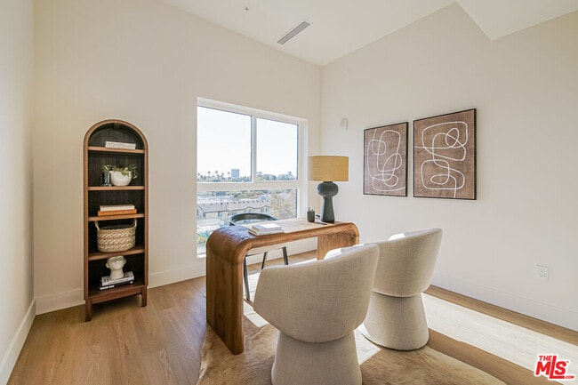 Foto del edificio - 611 N Virgil Ave