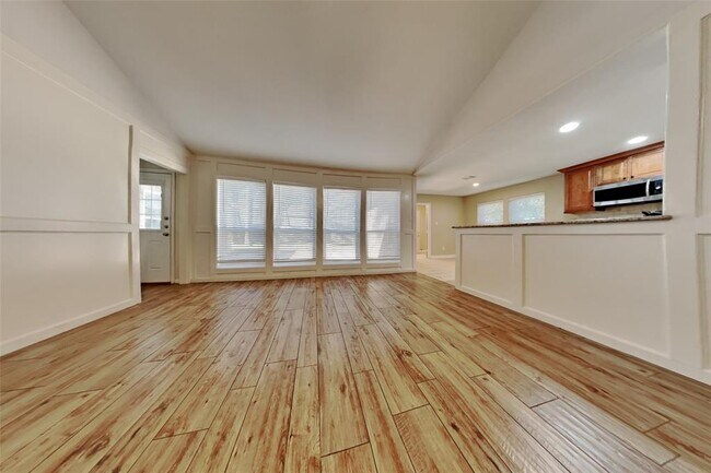 Building Photo - 2915 Woodland Grove Dr