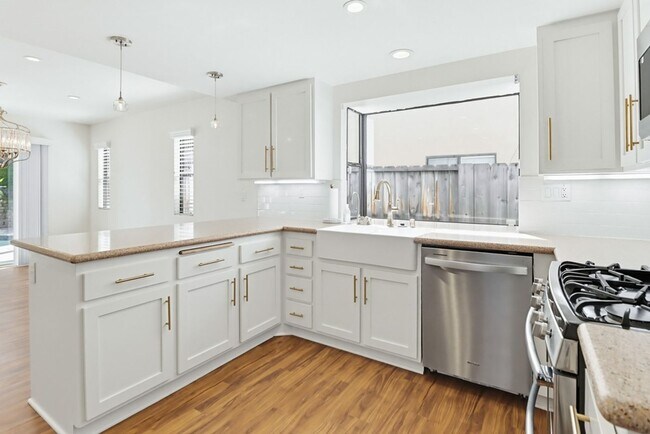 Foto del edificio - Stunning Upgraded 4BR Home with Pool in Desirable Rancho San Diego – Move-In Ready