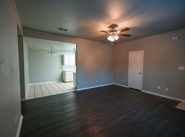 Foto del edificio - 606 N Sewell Dr