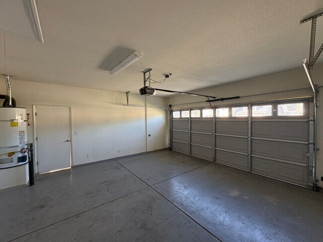 Building Photo - NW Visalia home with Solar Available Now!