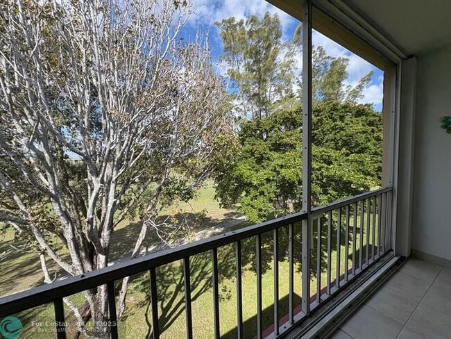 Building Photo - 1055 Country Club Dr