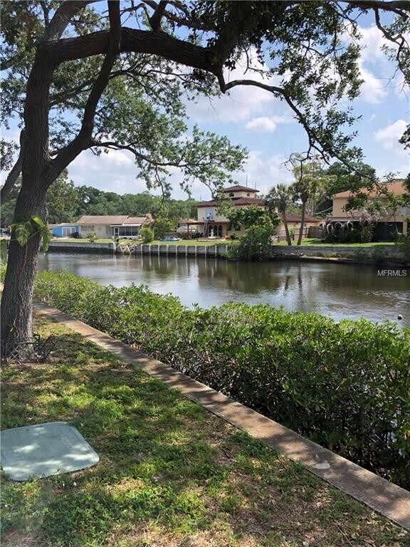 Foto del edificio - Beautiful water view ground floor condo in...
