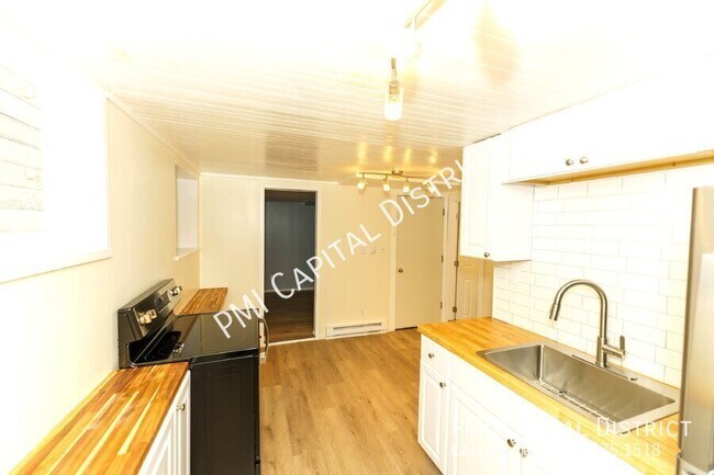 Building Photo - Recently renovated, modern 2-bedroom apart...