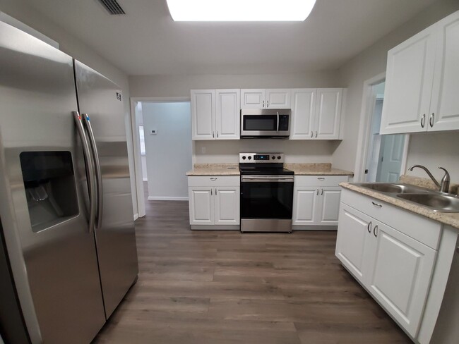 Building Photo - 2 Bedroom, 1 Bathroom Home with Yard - Fle...