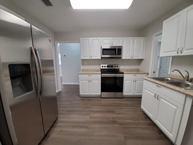 Foto del edificio - 2 Bedroom, 1 Bathroom Home with Yard - Fle...