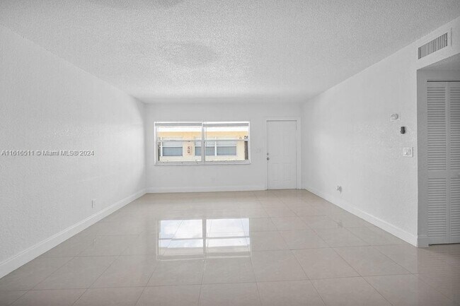 Foto del edificio - 6900 SW 5th Street Unit 1-4
