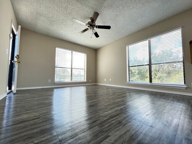 Foto del edificio - 2 Bedroom 2 Bath Apartment w/ Washer and Dryer Connections