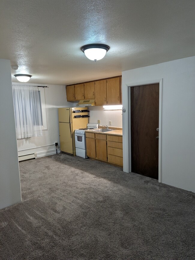 Eat in kitchen - 875 N 15th St