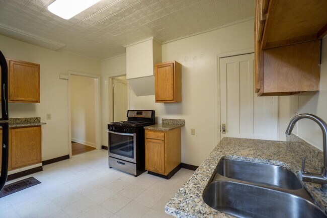Building Photo - 107 Trinity Pl