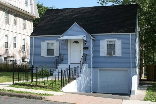 Building Photo - Beautiful and Spacious 4 Bedroom House in ...