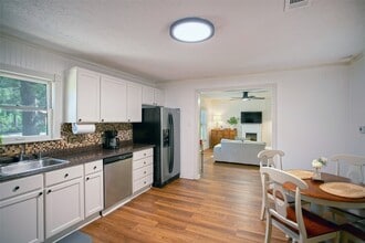 Building Photo - 212 E Yell St