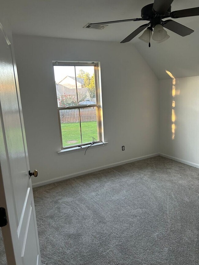 Building Photo - Elegant Two-Story Living – 5 Beds, 2.5 Baths