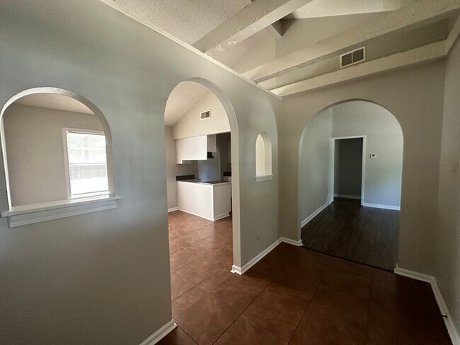 Foto del edificio - 4356 Deergrove - Available Now!