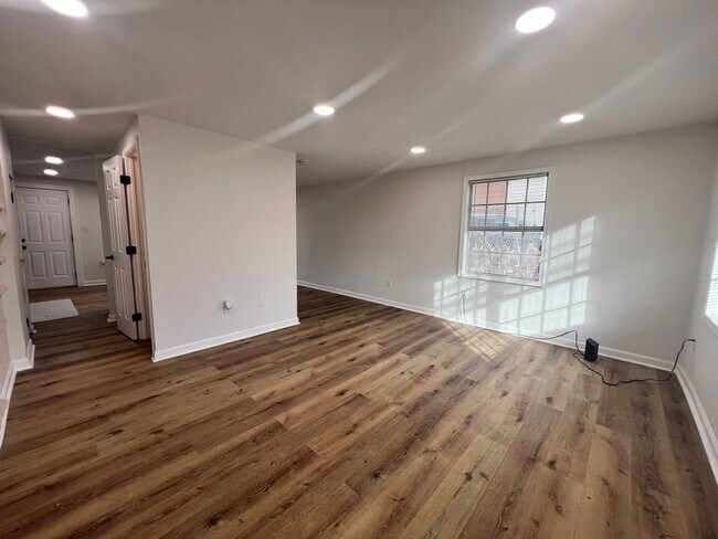 Building Photo - Amazing 3 BR/1.5 BA Townhome in Landover!