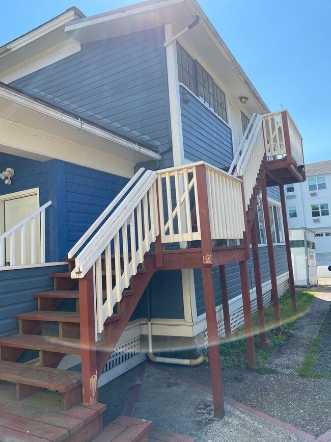 Building Photo - 2 Bedroom/ 1 Bath Unit- Available August 1...