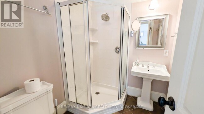 Building Photo - 262 Alscot Crescent